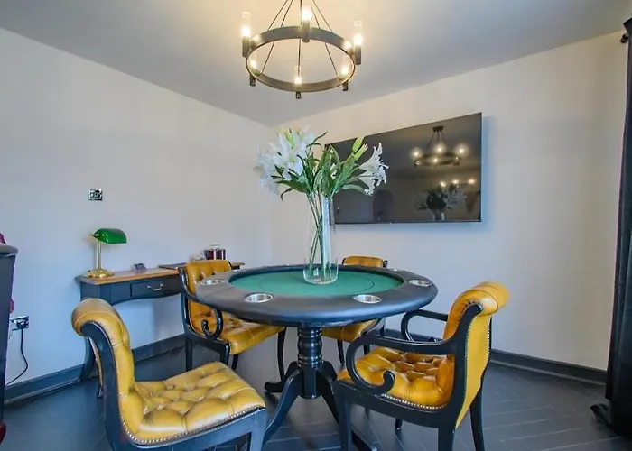 Spacious 2 Bedroom House Sleeps 4 L On-street Parking L The Cosy Corner Nationwide מנצ'סטר