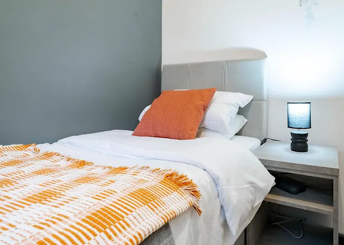 Vakantiehuis Spacious 3Br Stay - Free Parking - Near City Centre - Sleeps 6 Manchester