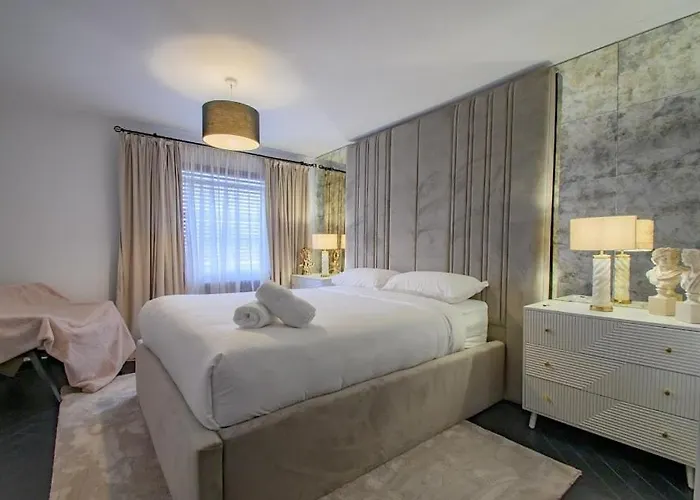 Spacious 2 Bedroom House Sleeps 4 L On-street Parking L The Cosy Corner Nationwide בית נופש *