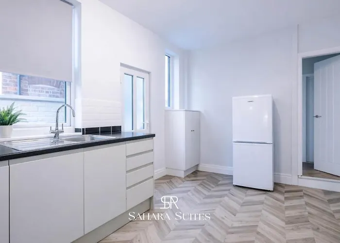 New Stylish 4br - Sleeps 9 - Parking Holiday home *