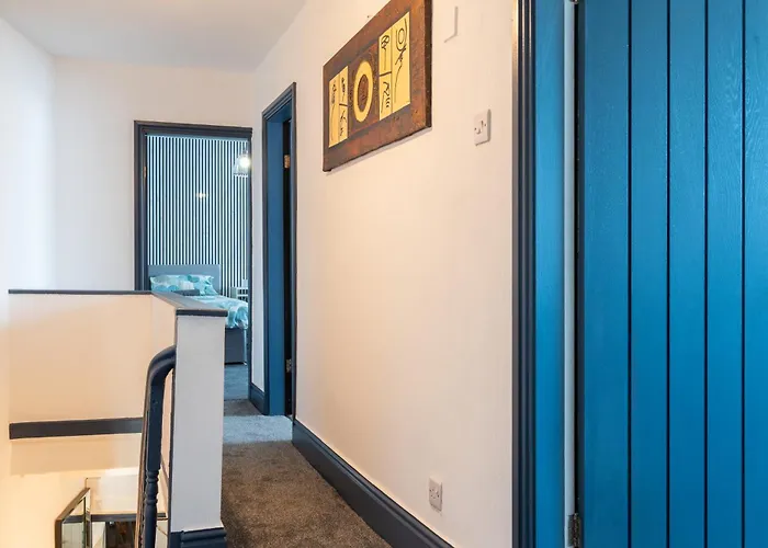 Warden Home-9 Guests-4 Bedrooms-near Etihad Stadium & Co-op Arena-100 - Near Train Station & Bus Station *