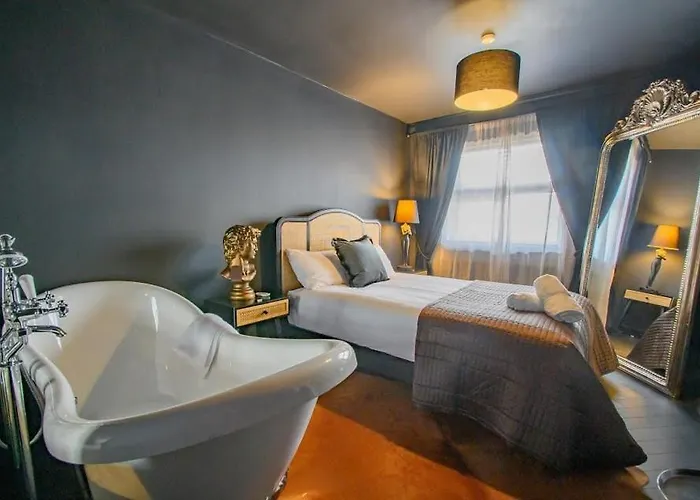 Spacious 2 Bedroom House Sleeps 4 L On-street Parking L The Cosy Corner Nationwide בית נופש