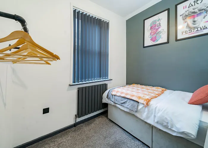 Vakantiehuis Spacious 3Br Stay - Free Parking - Near City Centre - Sleeps 6 *