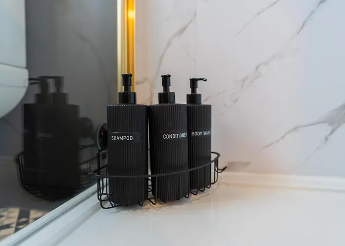 Warden Home-9 Guests-4 Bedrooms-near Etihad Stadium & Co-op Arena-100 - Near Train Station & Bus Station * Manchester