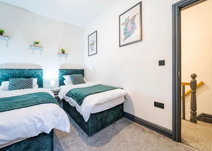 Spacious 3Br Stay - Free Parking - Near City Centre - Sleeps 6