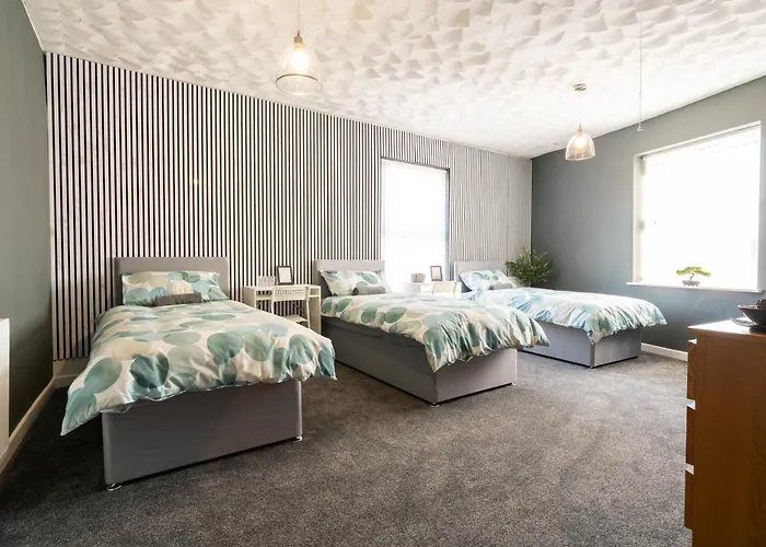 Warden Home-9 Guests-4 Bedrooms-near Etihad Stadium & Co-op Arena-100 - Near Train Station & Bus Station