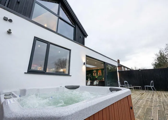 Stunning Family With Hot Tub In Worsley Casa vacanze Manchester
