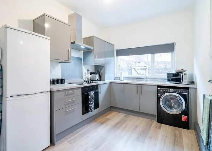 Spacious 3Br Stay - Free Parking - Near City Centre - Sleeps 6 Vakantiehuis Manchester