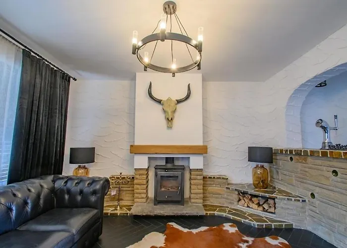 Spacious 2 Bedroom House Sleeps 4 L On-street Parking L The Cosy Corner Nationwide בית נופש