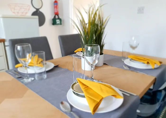 Spacious 3br - Nr Clifton Train Station 510min Walk - Garden Free Parking Holiday home Manchester