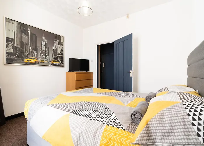 Warden Home-9 Guests-4 Bedrooms-near Etihad Stadium & Co-op Arena-100 - Near Train Station & Bus Station Manchester