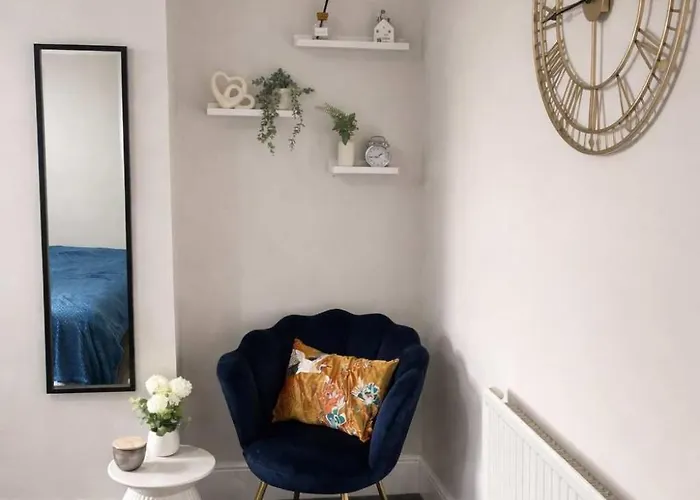 New Stylish 4br - Sleeps 9 - Parking Holiday home