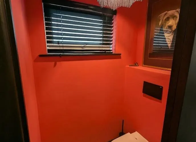 Spacious 2 Bedroom House Sleeps 4 L On-street Parking L The Cosy Corner Nationwide מנצ'סטר