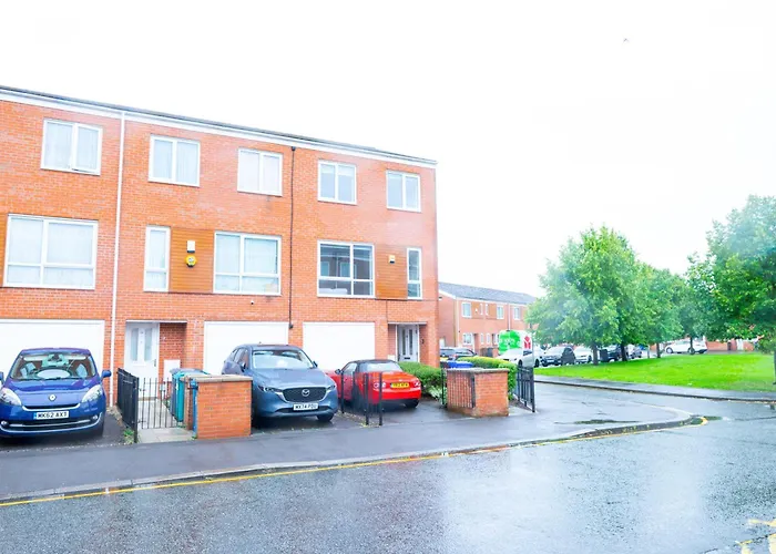 5-bed House M13 Nyaraló Manchester