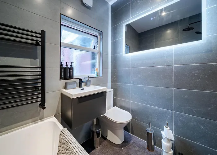 Vakantiehuis Spacious 3Br Stay - Free Parking - Near City Centre - Sleeps 6