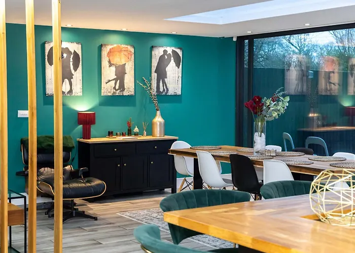 Stunning Family With Hot Tub In Worsley Manchester