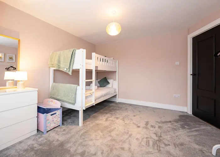 Stunning Family With Hot Tub In Worsley Manchester