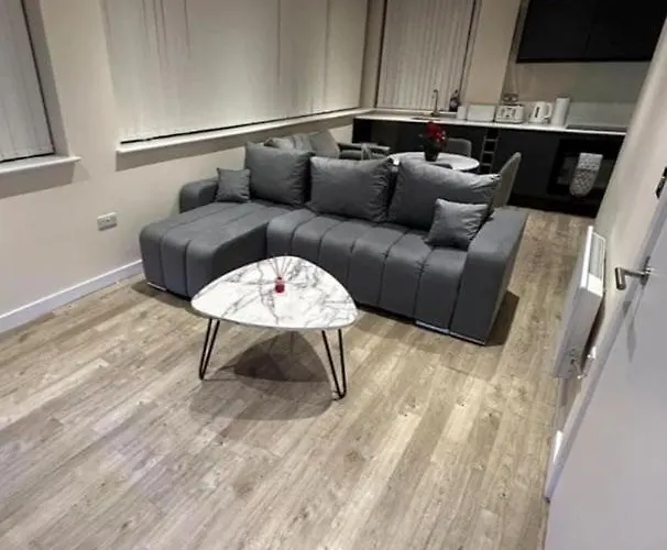 Modern 1-bed Penthouse Steps From Old Trafford 맨체스터