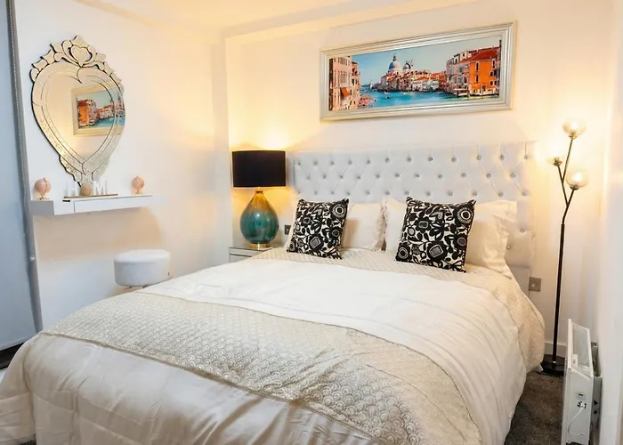 Modern Two Bedroom For Five With On-site Parking In Salford