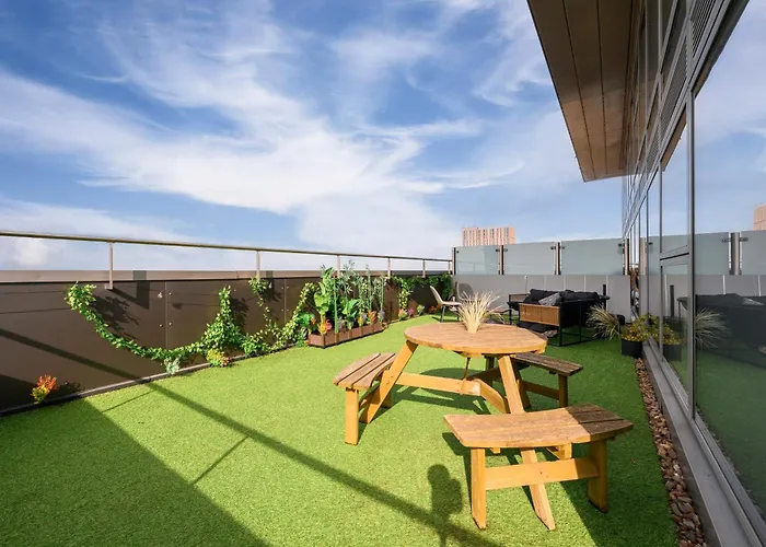 Apartament Penthouse Skyline - 2br, Massive Terrace Retreat *