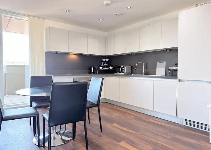 Modern Near Oxford Road, Centre Apartment *