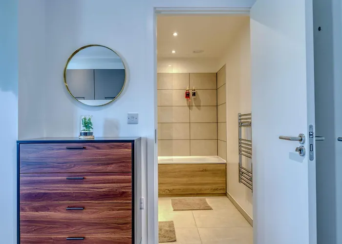 City View - Free Parking -Near Salford Royal - Sleeps 3 Apartment