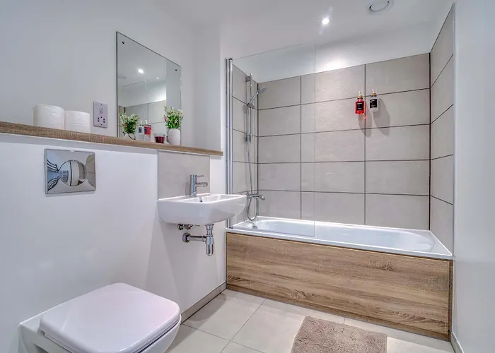 City View - Free Parking -Near Salford Royal - Sleeps 3 *