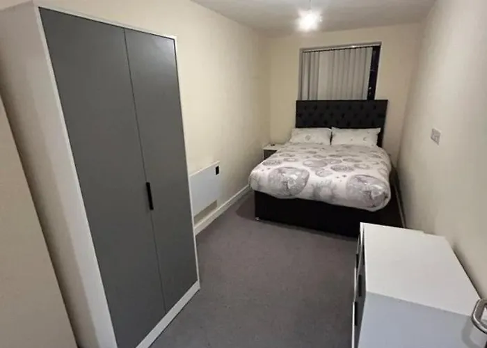 Modern 1-bed Penthouse Steps From Old Trafford 아파트