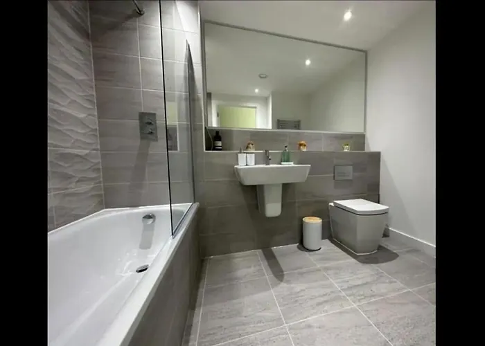 Modern 1-bed Penthouse Steps From Old Trafford