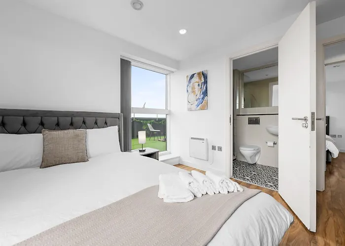 Penthouse Skyline - 2br, Massive Terrace Retreat