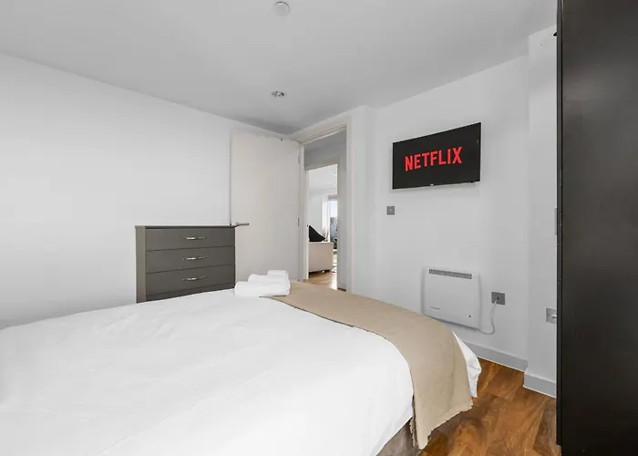 Penthouse Skyline - 2br, Massive Terrace Retreat