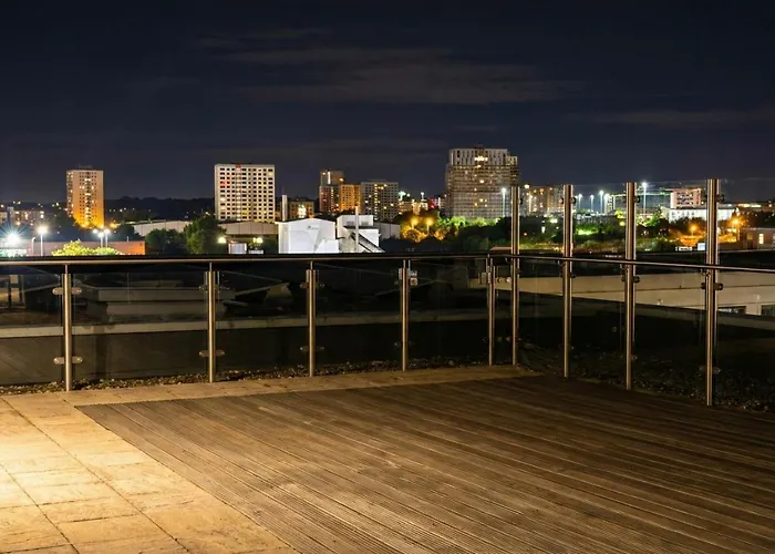 Modern Two Bedroom For Five With On-site Parking In Salford Mánchester