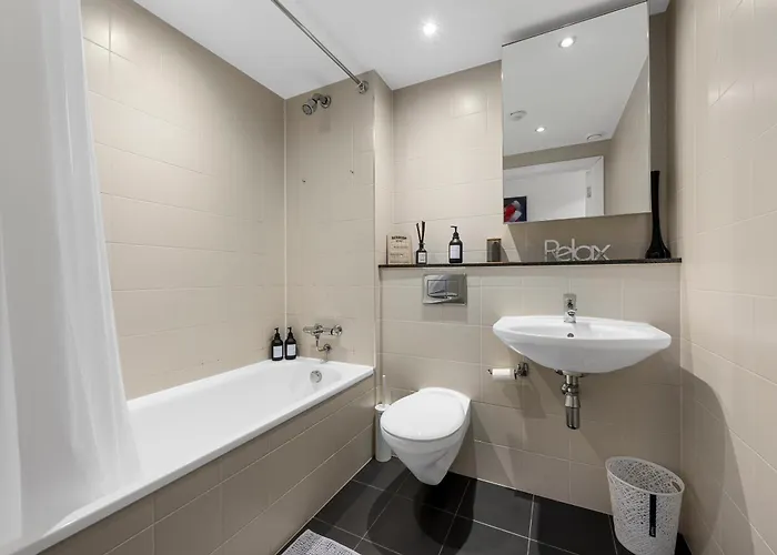 Waterfront Panorama - 2br + Balcony, Near Stadium Manchester