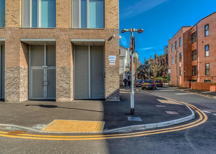 City View - Free Parking -Near Salford Royal - Sleeps 3 *