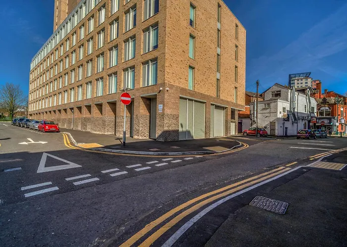 City View - Free Parking -Near Salford Royal - Sleeps 3 *