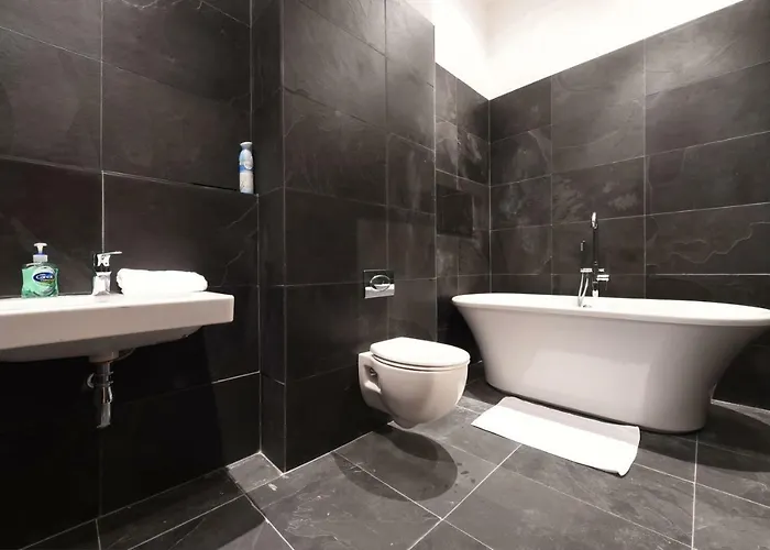 Slps 14 Hot Tub, Bar & Outdoor Terrace * Manchester