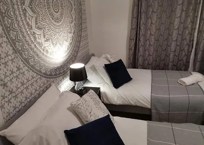 Dom wakacyjny Corner House, Sleeps 8 In 4 Bedrooms, Near Train Station, Great Value! *