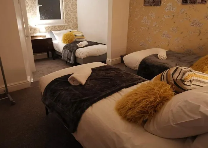 Corner House, Sleeps 8 In 4 Bedrooms, Near Train Station, Great Value! *