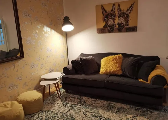 Corner House, Sleeps 8 In 4 Bedrooms, Near Train Station, Great Value! Dom wakacyjny