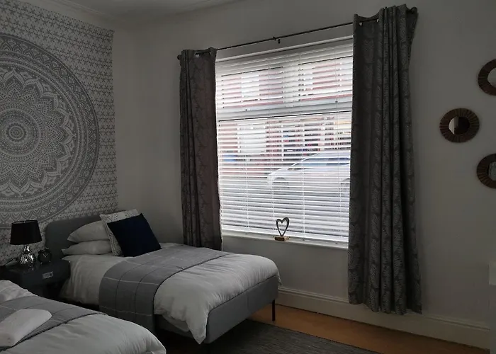 Dom wakacyjny Corner House, Sleeps 8 In 4 Bedrooms, Near Train Station, Great Value! *