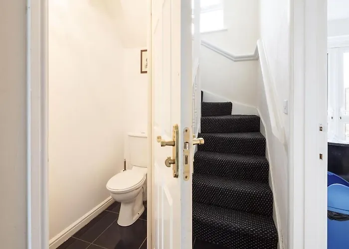 My-places Abbotsfield Court Townhouse 4 게스트하우스 맨체스터