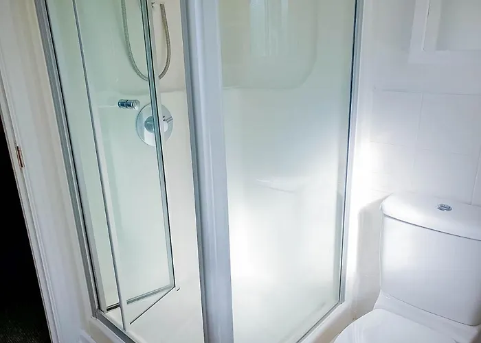 Апартаменты Airport Lounge - 3 Bed - 6 Persons *